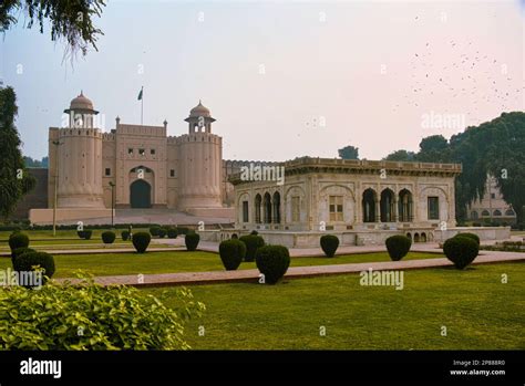  “ Jardin de Lahore: Un Ode à la Nature et à l'Histoire” –  Un Voyage Botanique à Travers le Temps